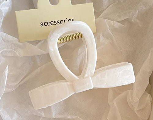 Crafted with a sleek pearl-white finish and a sturdy gold spring, this 8cm claw clip holds your hair securely without tugging or damage. Whether you’re heading to class, a brunch date, or just lounging at home, it’s your go-to accessory for effortless beauty.