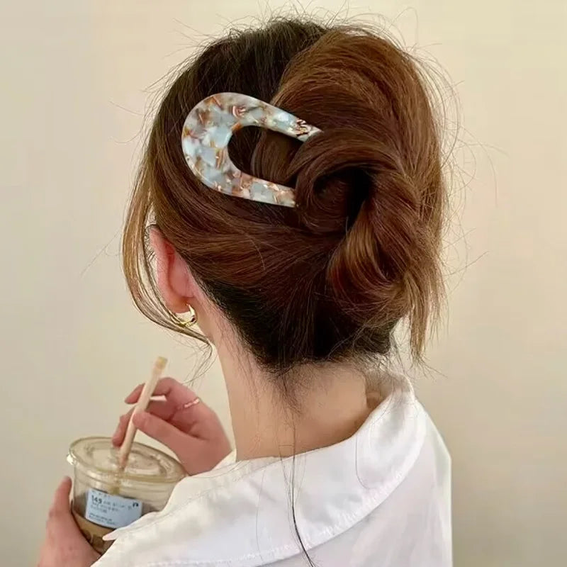 Bring a touch of Parisian elegance to your hairstyle with our Parisian Chic U-Shaped Hair Fork Clip. Inspired by the effortless beauty of French women, this accessory combines classic style with modern charm.
Crafted from high-quality resin with dreamy marbled patterns, this lightweight yet sturdy hair fork is perfect for securing buns, twists, or half-up styles with grace. Whether you’re strolling through cobblestone streets or enjoying a cozy café moment, this clip makes your hair look effortlessly chic .